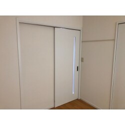 元々襖の引き戸でしたが、洋室に変更するに伴い新しい引き戸に交換しました。建具はベリティスを採用しました。