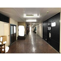 テナントビルの照明は消費も激しく交換作業も頻繁にあるので、長持ち・電気代の節約も考慮してLED照明に交換しました。