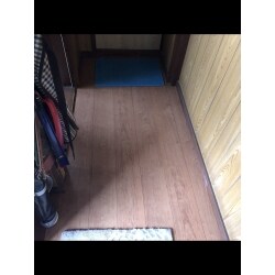 「玄関から上がったところの廊下の軋みが気になる」とのご相談でした。以前の床材を剥がし、新たに床下を補強しフローリングを貼りました。
