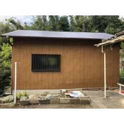 「倉庫に車が突っ込んでしまい、どうしたらいいか…」とご連絡をいただきました。壁の補修をし、一緒に屋根塗装もしました。