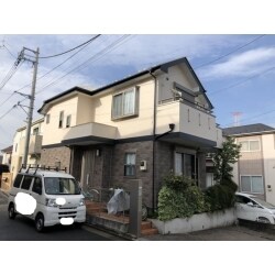 現在の外壁カラーが気に入っているとのことでしたので、イメージは変えずに洗浄で汚れを落とし塗装しました。