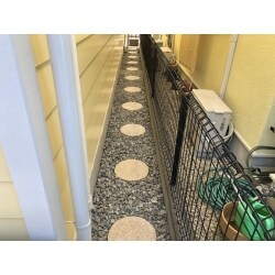お施主さまより「玄関から駐車場までの道を綺麗にしたい」とのご要望でした。雑草が生えてしまっていたので一度、砂利をすべて取り除き、除草対策をしてから砂利・敷石も新しくしました。