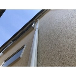 エアコン交換時に外壁塗装の塗膜が剥がれたため、塗装補修工事をしました。