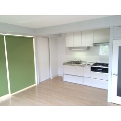 キッチン、リビングに繋がる２部屋を使いやすい空間にリフォームしました。