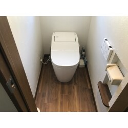 トイレの交換と内装のリフォームを行いました。１階のトイレと同じようにビニールクロスではなく自然素材の珪藻土を塗り仕上げました。