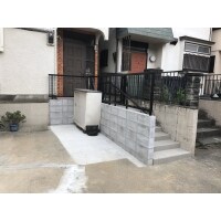 玄関までの階段を狭めて駐車場を広くしました