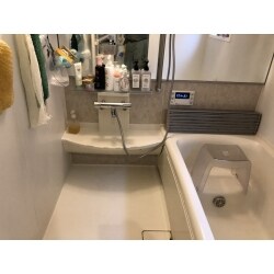 「シャワー使用中、お湯が熱くならない」と緊急のご連絡をいただきました。現地確認したところ、浴室水栓のサーモユニットの故障が見られたため、本体を交換しました。