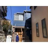 外壁と屋根塗装。玄関周りの汚れ落としはサービスで。