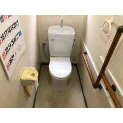 古くて汚れているトイレでしたが、明るく使いやすいトイレになりました。節水機能も付いていますので、省エネにもなります。