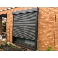 窓にシャッターを新規に取り付けました!