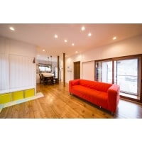 白い壁にカラフルな家具が映えるシンプルな家