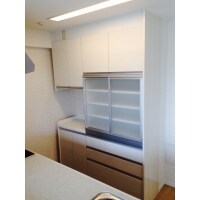 キッチンのデザインに合ったカップボード(食器棚)の設置