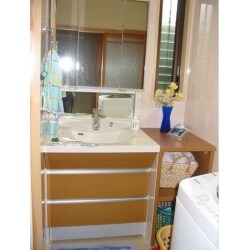 扉は木目調の物を採用し、収納も容量と使い勝手から引出タイプを採用しました。
