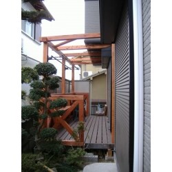 裏庭に多目的用に作ったウッドデッキ。屋根があるので雨でも大丈夫です。