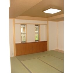 壁、天井は洋風的な感じも採り入れ、明かり取りの窓を設置取り付けました。