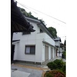 小高い丘の上であることを考慮し、バルコニーを大きくして見晴らしの良いようにし、外壁を白くまとめて明るさを出しました。