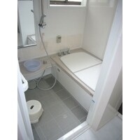 明るく開放感のある浴室