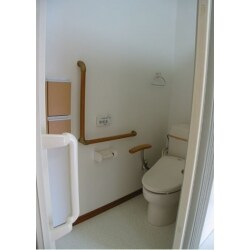 安全面に配慮してトイレ機器や壁に手すりを取り付け、介助もしやすいように配慮しました。