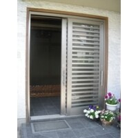 木製建具の枠は生かしてアルミの玄関サッシに