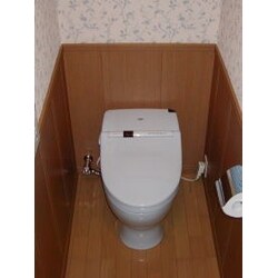 タンクレス便器に取替え。腰壁を貼ってイメージチェンジ！
