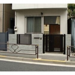玄関前の門扉やブロック塀、ポストなどを新設しました。一度にすべて施工することで、無駄なスペースなく、圧迫感も感じさせません。