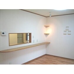 リビングには長いカウンターがついており、部屋の隅には照明がある為、機能性高く明るいお部屋になりました。