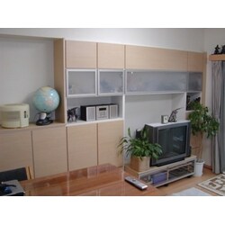 パナソニックの壁面収納「キュビオス」と取り付けることで、余分なスペースを取ることなく多くの収納スペースを確保しました。