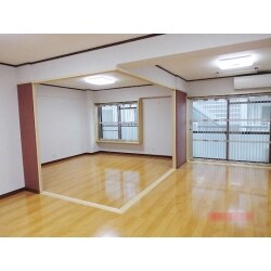ＬＤＫとの間仕切りは壁を最小限にして、コーナー引き戸で仕切りました。引き戸を開けると解放感たっぷりの空間になります。建具は、静岡フスマ商会「でかっ戸」を採用しました。
