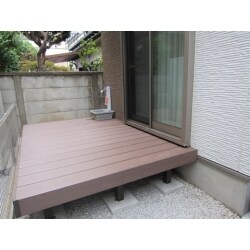 2日間で新設したウッドデッキはLIXILの「木の樹」を採用しました。人工木材でお手入れらくらくに！