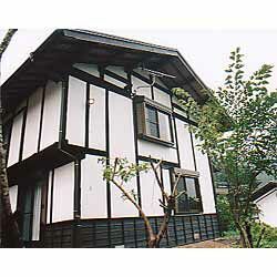 木の年輪と歴史を感じさせるセカンドハウス