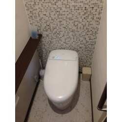 トイレの内装を一新。TOTOのタンクレストイレ・手洗い器・フローリング・壁面タイルとすべて入れ替えさせて頂きました。