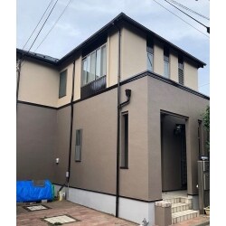 1階前面部を濃い色にし、濃淡を持たせた重厚感のある仕上がりにしました。