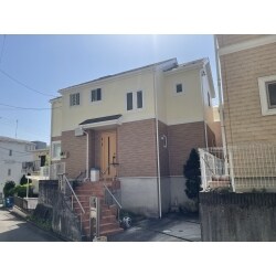 サイディング目地シーリング部の剥離や経年による汚れはありましたが、塗膜の剥離やひび割れ、破損個所などなく良い状態でした。1階部はレンガの風合いを残すために、クリアー（透明色）の塗装、2階部は窯業系サイディング用塗料での塗替えを実施。目地部のシーリングは既存シール部を撤去、丁寧に下処理を施し、高い耐久性・耐候性を誇るオート化学工業「オートンイクシード」にて打ち替えを行いました。