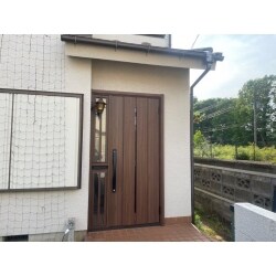 既存ドア枠を利用したカバー工法によるドア交換工事を実施しました。
既存の設置環境やドアの仕様によって木部枠の造作や付帯壁の補修など発生する可能性がありますが、
そのような付帯工事が必要ない環境であれば一日で完了、引き渡しが可能です。