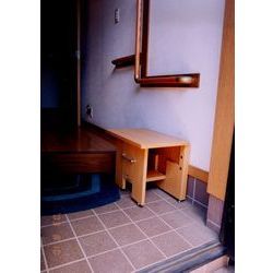 使用しないときは折りたたんでしまっておけるベンチと、安全の為の手すりを設置しました。