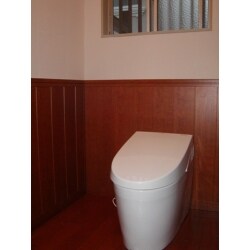 TOTOネオレストAHタイプのトイレを採用しました。タンクレスでお手入れしやすく、広々とした空間となりました。