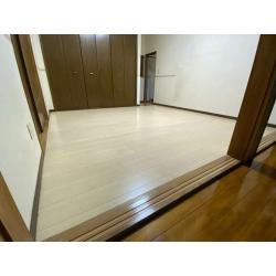 ・床は畳ですが、壁やクローゼットの建具などは洋室でもおかしくないような仕様でしたので、床のみ施工させていただきました。また、床の傷みなども見られなかったため、全て解体せず、荒床は残して施工させていただきました。
・フローリングは木目の中でも明るい色の床材で、印象も明るく変えられるように打ち合わせさせていただきました。
