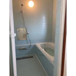 タイルは、既存と同じようなタイプを使用しました。
浴槽は、人造大理石の浴槽で施工し綺麗に。
水栓は、スタンダードなタイプで既存と同じようなものをご提案し、使いやすく仕上げました。