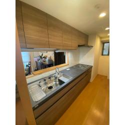 高級キッチンリシェルを採用することで、キッチン空間が華やかになりました。
また吊り戸棚をハンドムーブにしたことで、物の出し入れが簡単になりました。