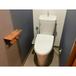 水漏れしていたことと、年数が経っていたこと、お客様本人の希望もあり、トイレ交換と壁・床の内装工事でご提案させていただきました。
水漏れの影響か床と壁の下地に傷みがあり、部分的に交換させていただきました。