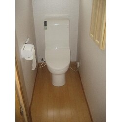 お掃除を楽にして、段差も無くした快適安心トイレ