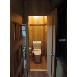 廊下の隅を利用してトイレを新設させて頂きました。