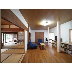 【 プランニングのポイント 】

納戸として使われていた和室を、廊下も含めて一つの大きな部屋に。
本棚を窓下に設置することで、目線を低い位置におき、天井をより高く感じられる空間に仕上げました。
また、となりの和室の天井にも同じ無垢板を張ることで、落ち着きのある、木のぬくもりを感じることのできる、ナチュラルな書斎リビングが完成しました。
