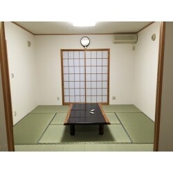 お子様の部屋として使用していた和室。
子どもも大きくなり、掃除をしたらこのありさま…。とのことでご相談頂きました。
 傷んでいた畳は床から新しくし、新しいお部屋として生まれ変わりました！
お客様が呼べる！とお父様も喜んでいました。
ありがとうございました。