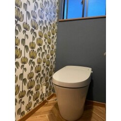今回、商品の仕様はお客様がLIXILのショールームにご来館して決めてくださいました。
トイレ【LIXILサティス5グレード】　左壁クロス【RE51546】その他三面 【SP2887】
洗面化粧台【LIXIL　どこでも手洗い】洗面クロス 【SP2887】照明 【オーデリック　OB255045LR】
化粧鏡【YM300F　ライトウッド】