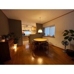 クロスやタイル、棚板の使い方など奥様のセンスが一番のポイント。
コンロとシンクを分けて、2列型のキッチンに