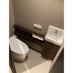 壁と天井のクロスはカラーを取り入れ、トイレは高級感の漂う落ち着いた空間に、リビングは爽やかで開放感のある印象に、和室の天上はアクセントにグレーを壁は落ち着くグリーンでスタイリッシュにまとまっています。
床も傷はリペアし、フロアコーティングで光沢のある仕上げでこだわりの空間になりました！