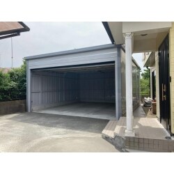 シャッターはオーバースライドタイプに変更。
照明は、天井に２ヵ所と壁に２ヵ所　
配線もなるべく綺麗に見えるようにお客様と相談しながら電気屋さんに配線をして頂きました。