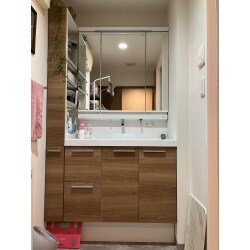 新しい洗面台の幅に合わせて、隙間が出来ないように右側の壁を造作させていただきました。