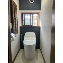 ロータンクのトイレにすることにより、空間がスッキリし、お掃除もしやすいトイレにしました。
お手入れしやすいように、フローリングからクッションフロアに変更。
アクセントクロスにしたこと。